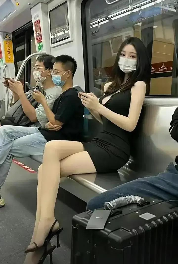 美女旁边有空座，为什么不敢挨着坐？
人性复杂，人也是矛盾的。正常情况都愿意和大美