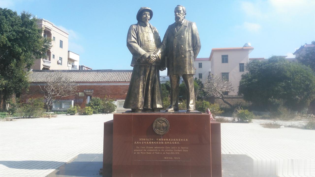 陈兰彬是咸丰三年（1853年）以二甲七名中进士，被选拔为翰林院庶吉士，充国史馆纂
