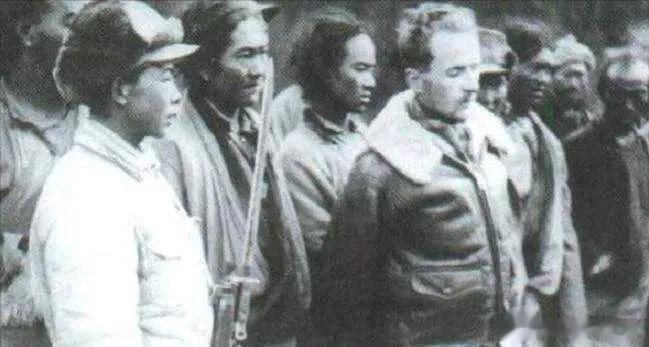 1967年，海关人员在广州白云机场拦下了一个英国人，扣下了他准备带出境的两只脏老