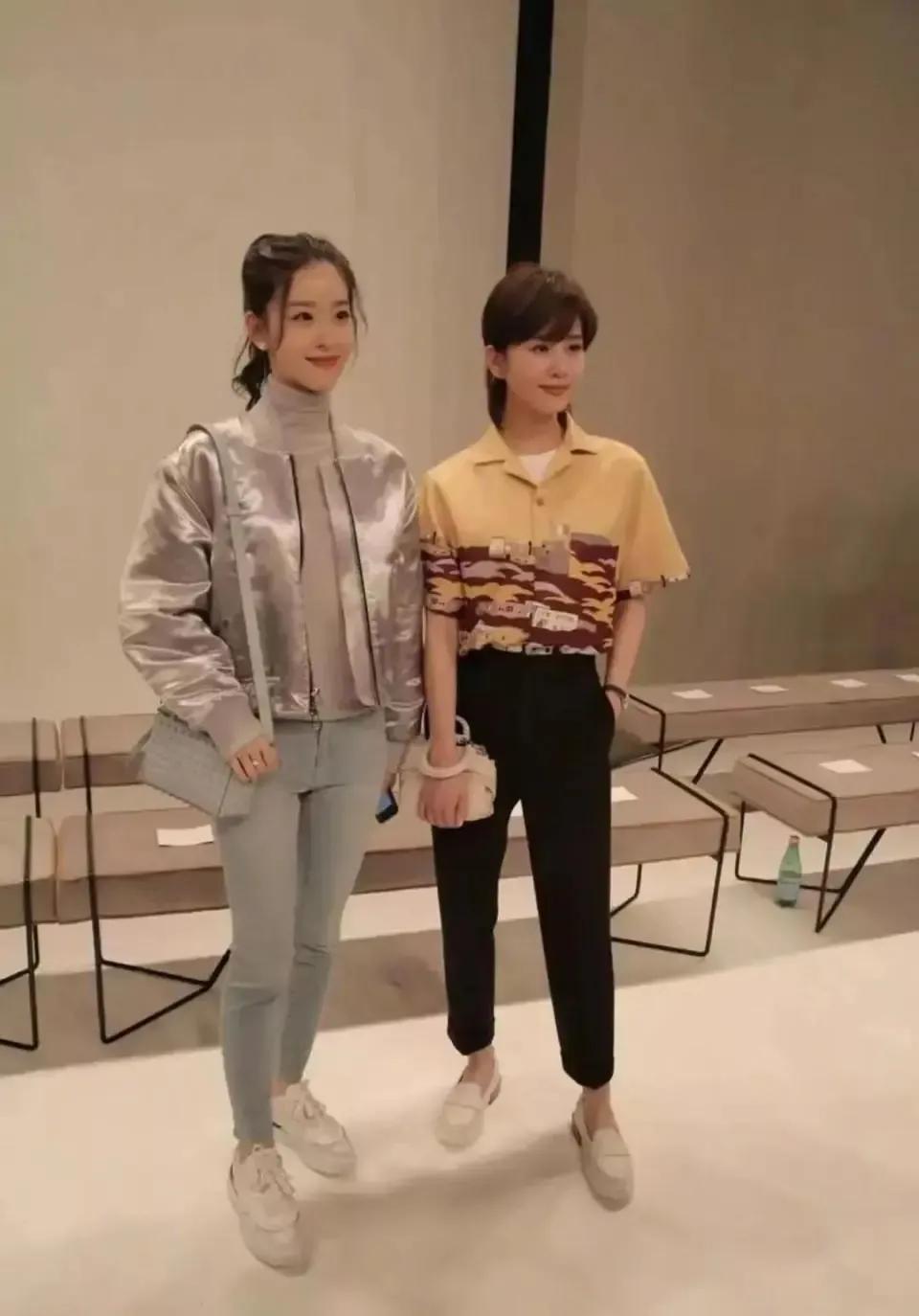 两位气质清冷美女合照，真好像是一对孪生姐妹啊！

虽然一位是商界美女，一位是娱乐