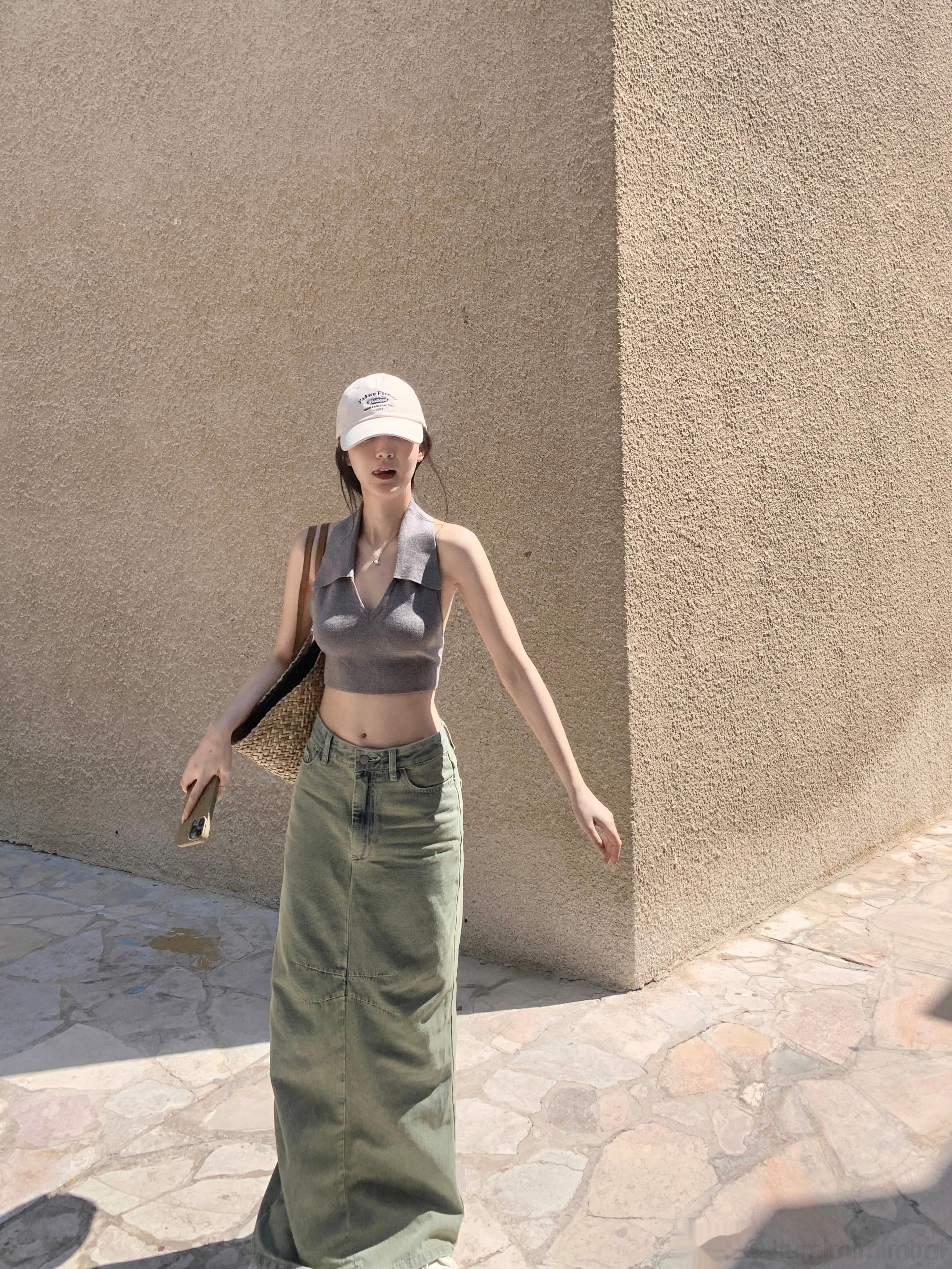 我爱的拖地裙！近两年流行各种宽松牛仔裤和牛仔半裙都很长很长，很宽松很宽松因为我一