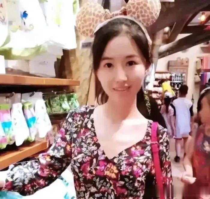 从“校花”到“人妻”，
逼死丈夫狂揽四千万
动了真情无防备到头来了发现一场空，
