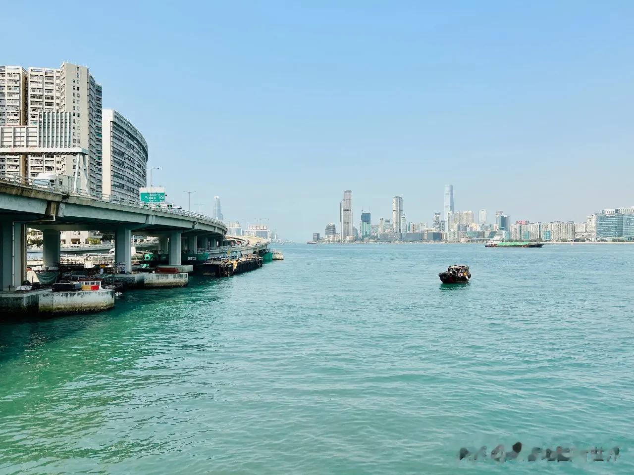 香港和深圳在明朝中后期到清朝道光年间，一直归属于广州府新安县管辖，也就是宝安县，