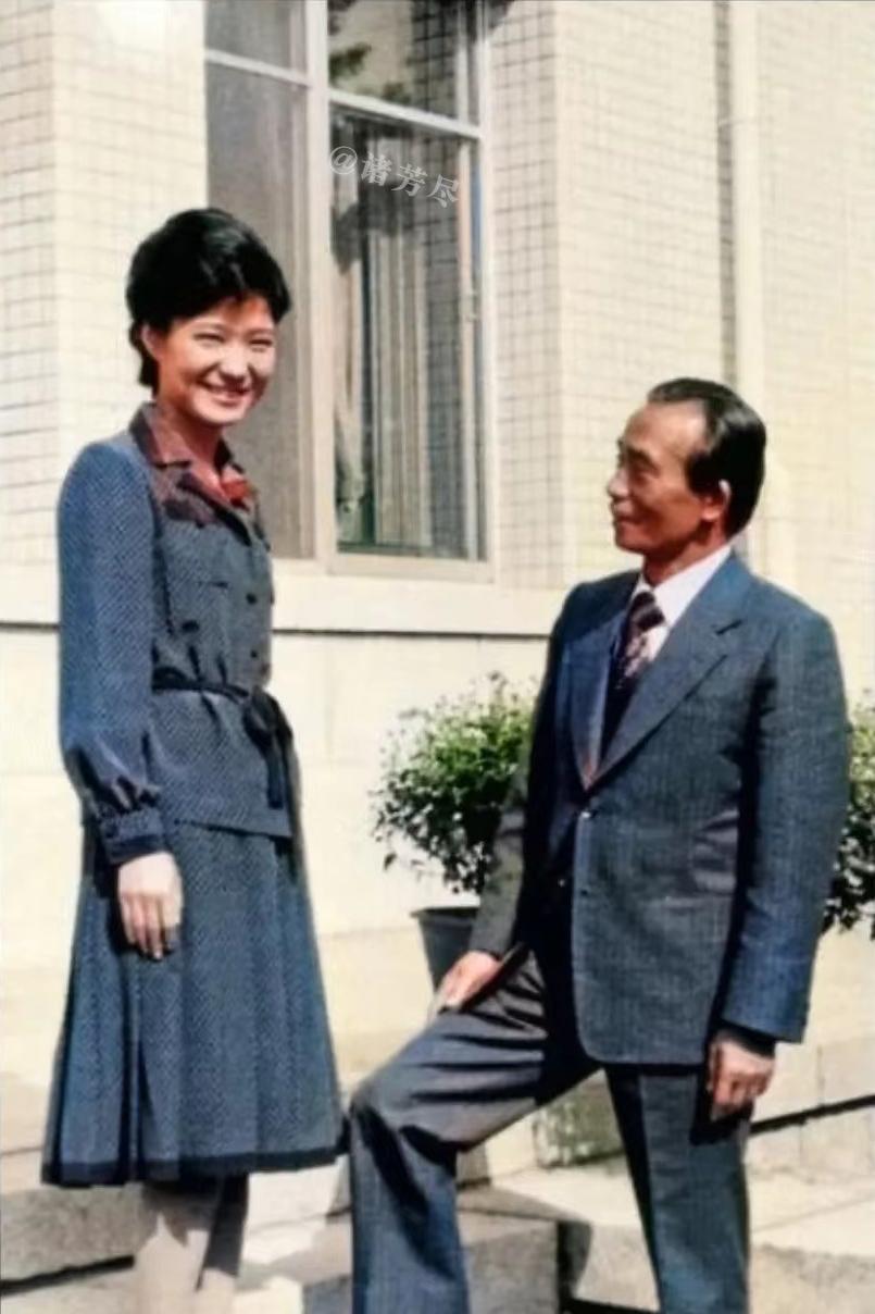 1972年，20岁的朴槿惠与父亲朴正熙拍下了这张罕见合影。此时的朴槿惠正在韩国西