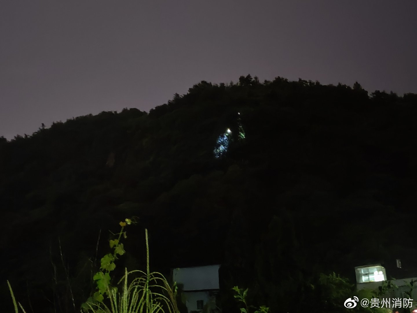 【#中学生登山游玩被困悬崖边#