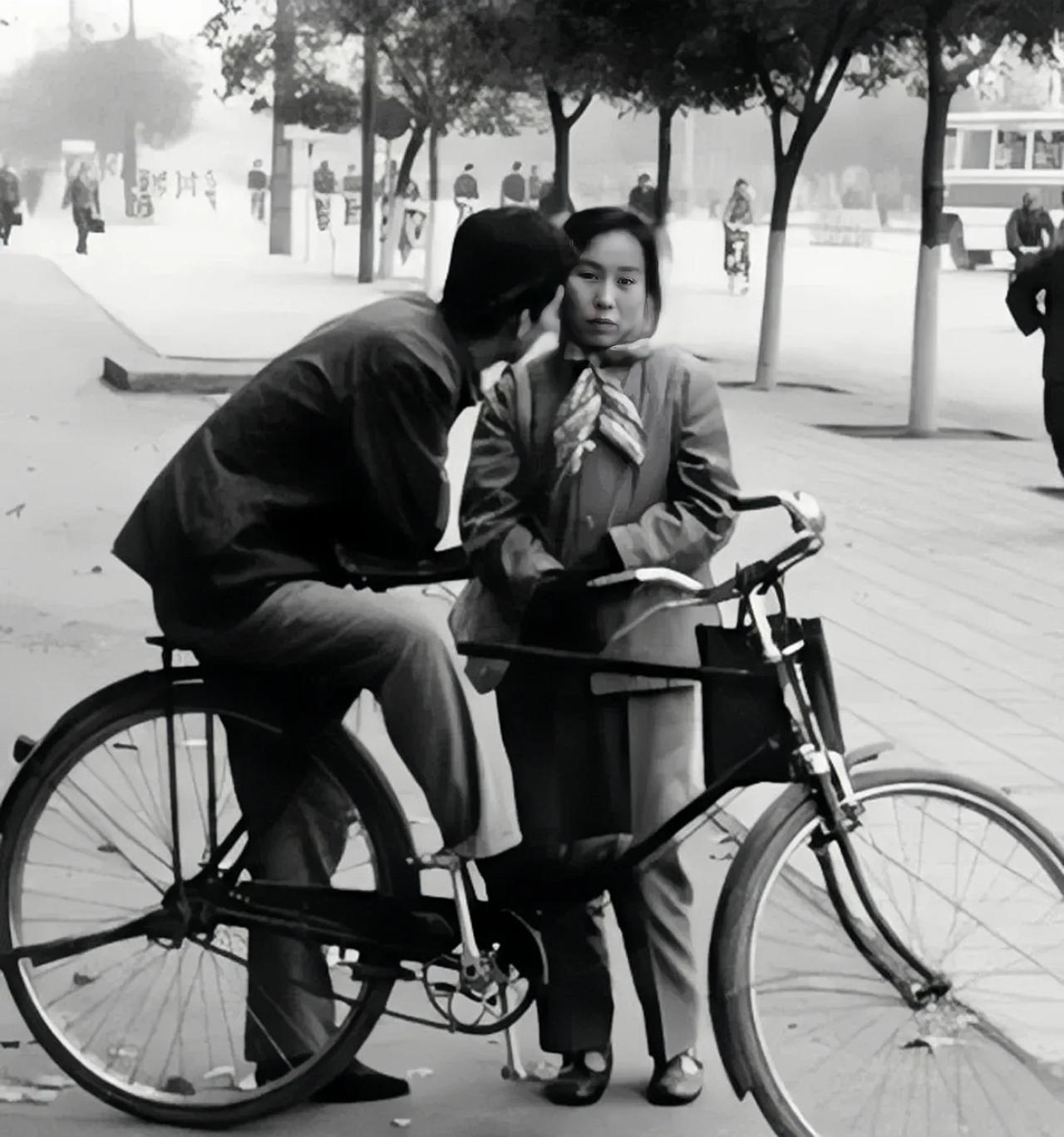 上世纪80年代，北京大街上，一个小伙子着坐在自行车后座上“撩妹”。
不要小瞧这辆