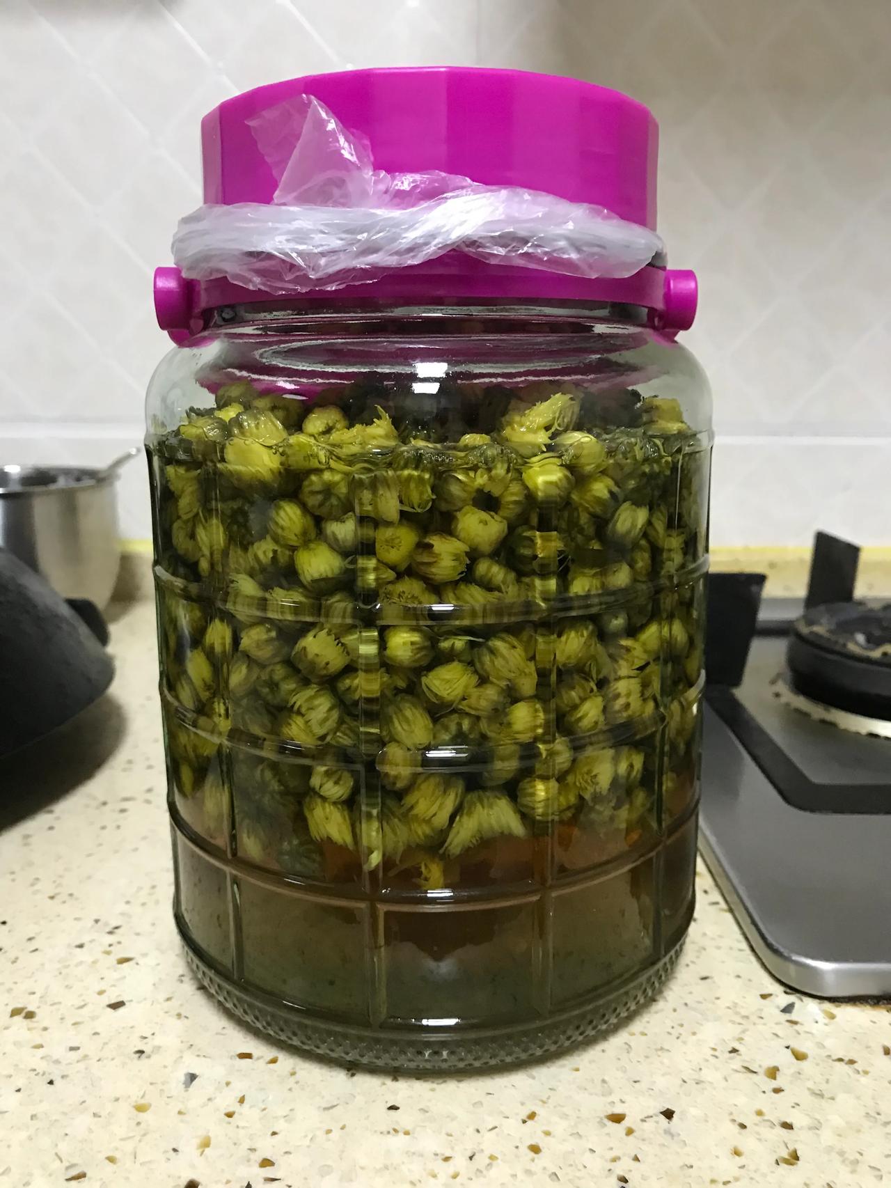自己泡的菊花酒好了，开喝，味道