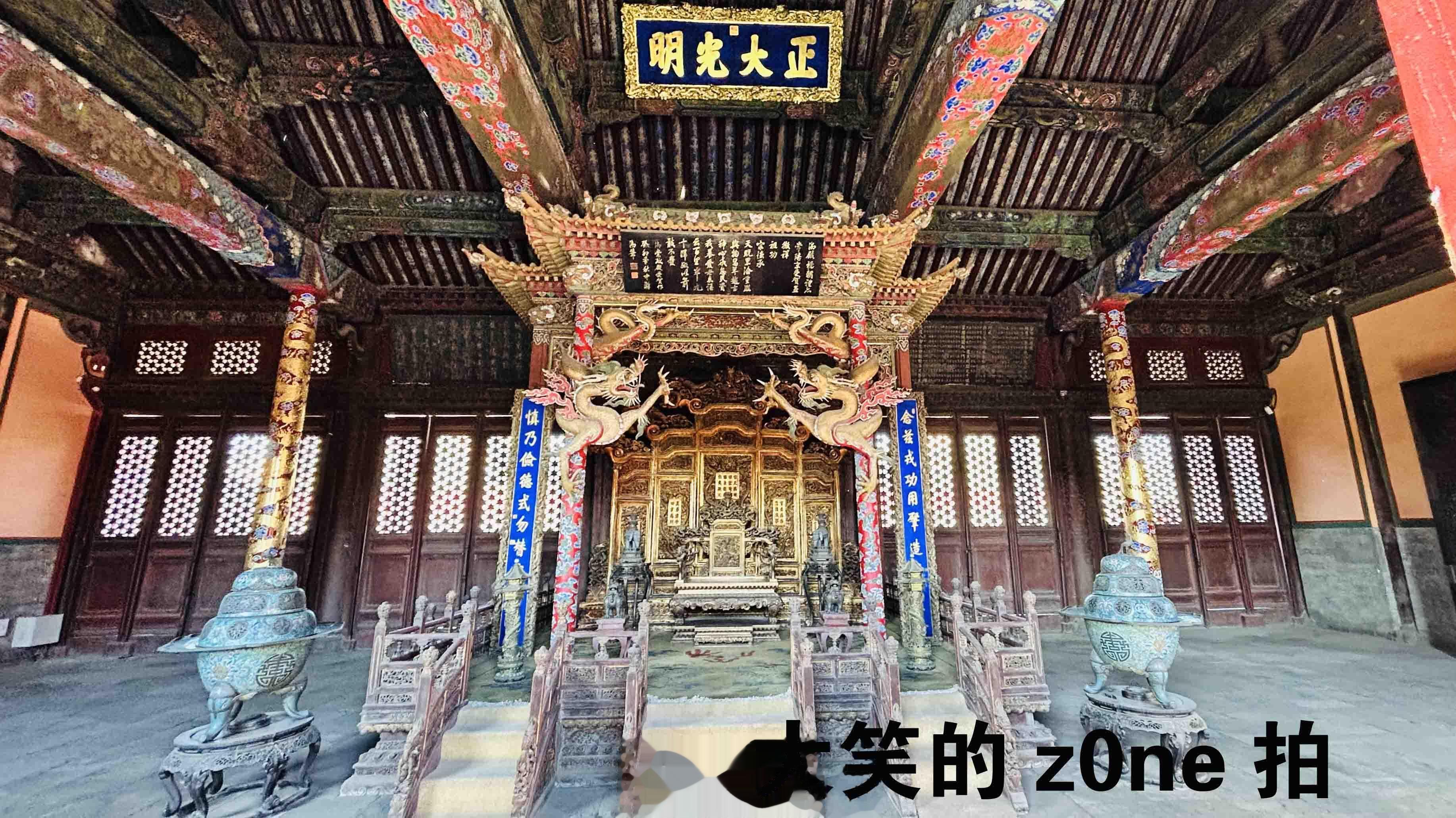沈阳故宫的崇政殿内宝座上方也有一个《正大光明》匾，不知何时挂的？清朝时就有吗？ 