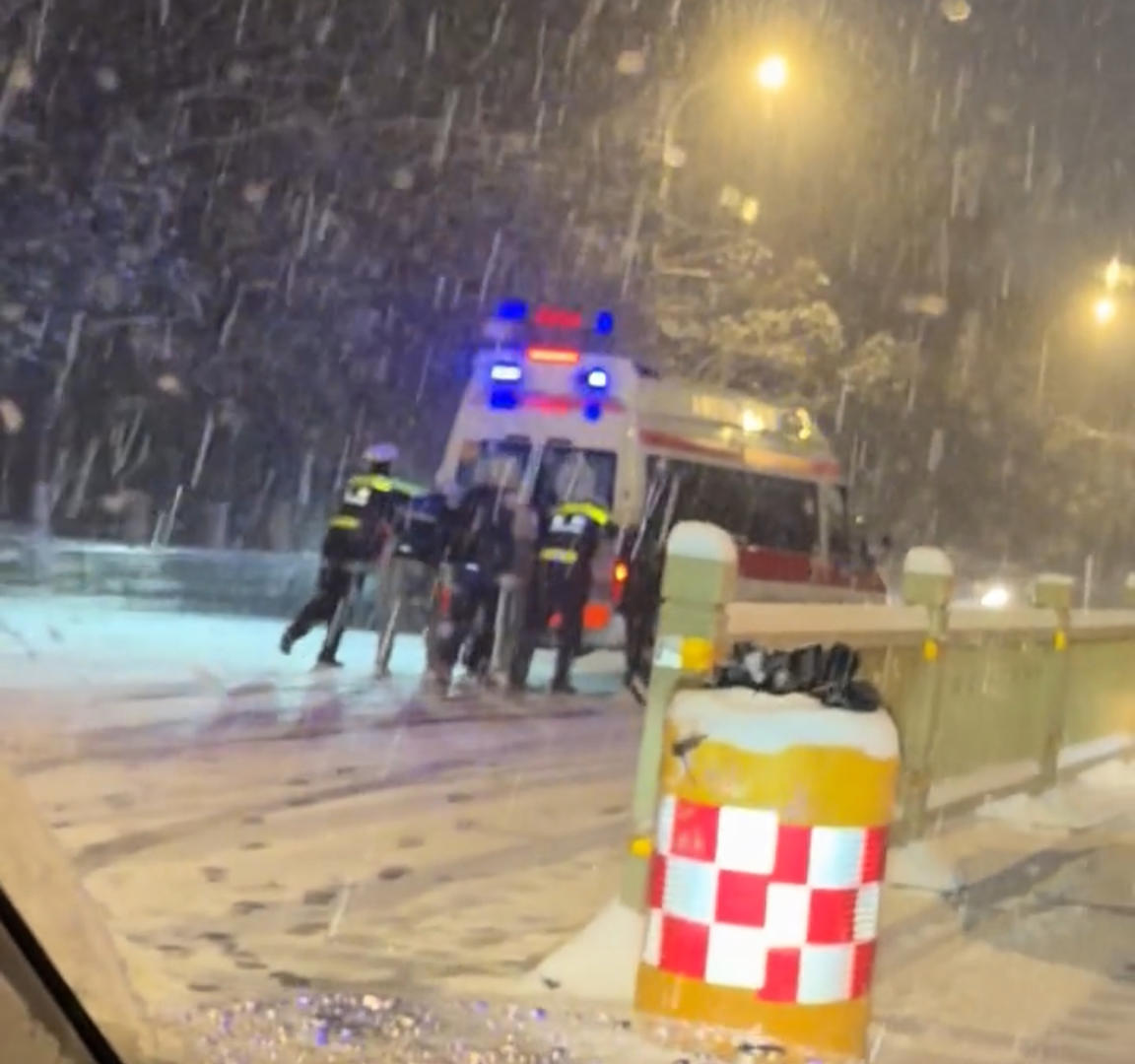#4名高中生和交警雪天推救护车上坡#【雪天路滑救护车无法上坡，四名高中生和交警一