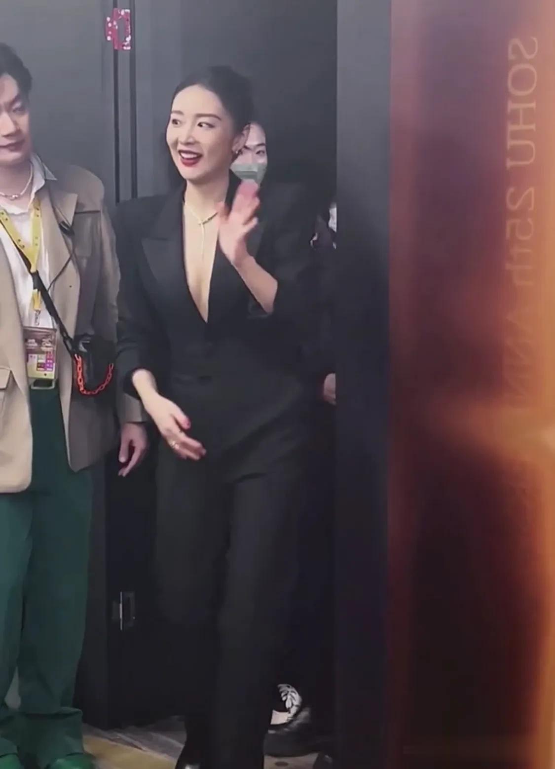 大嫂高叶红毯活动气场全开，这状态太酷太美，黑色深v镂空西装造型真的很霸气[呲牙]