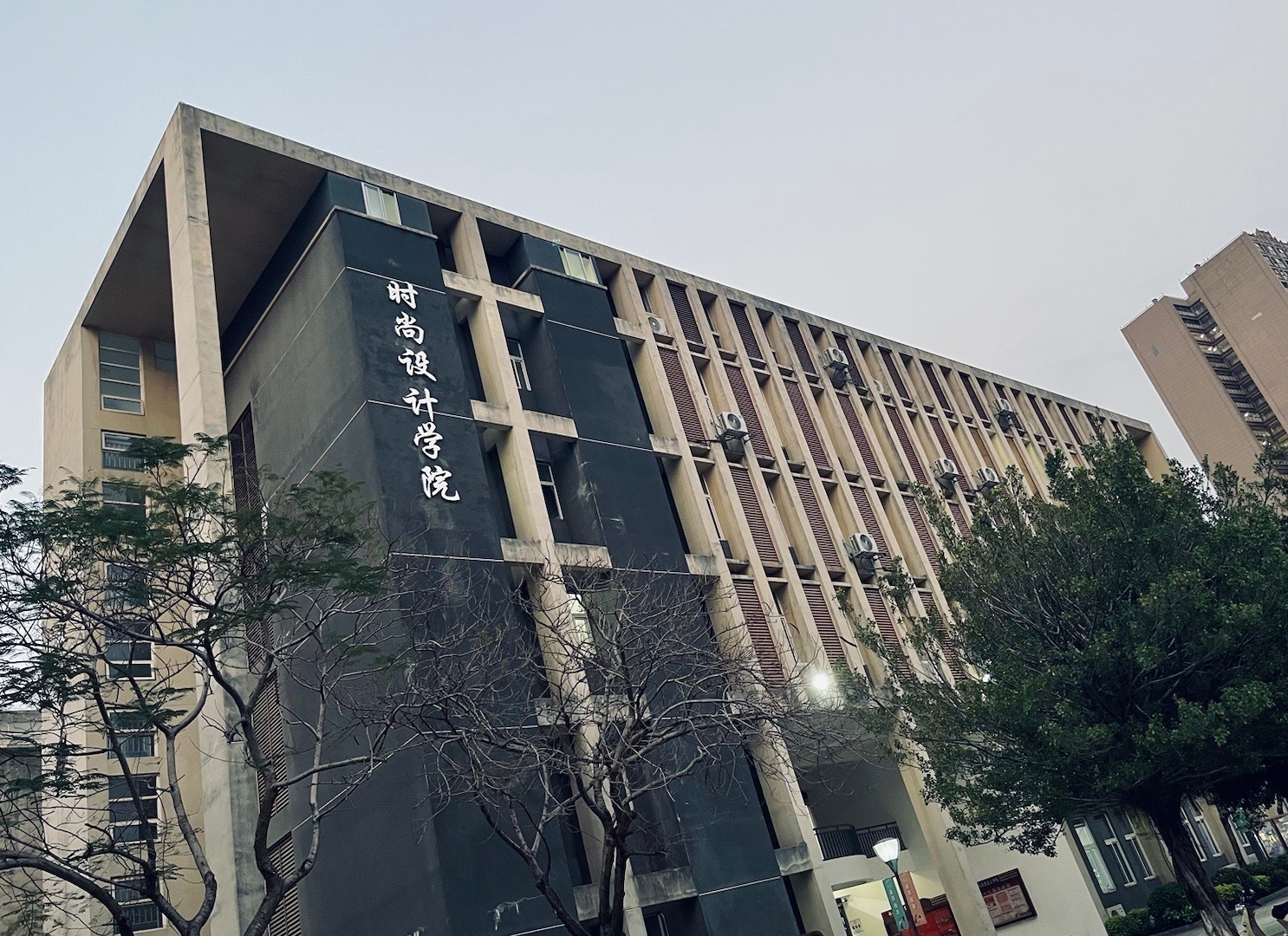 在这个学校彩排节目，恰巧我同学在这个学校任教！学生的时光~真好！想想我都毕业十几