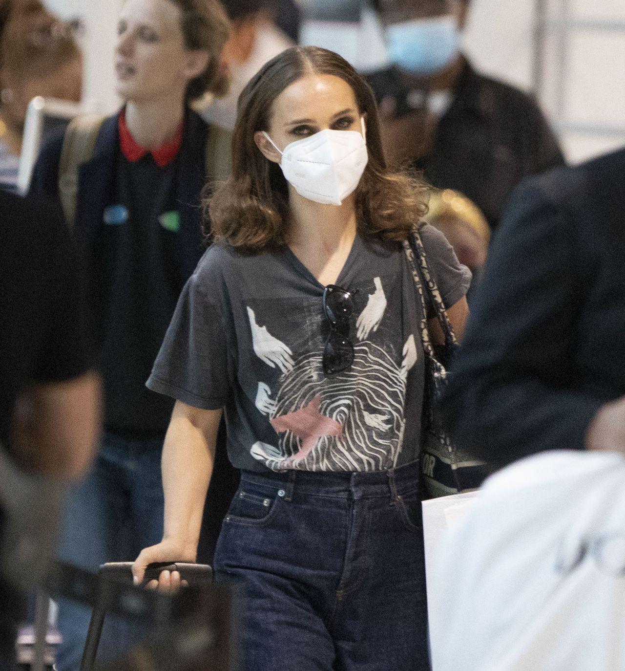 《这个杀手不太冷》女主亲自去机场登机
看得出来她完全不把自己当个大明星