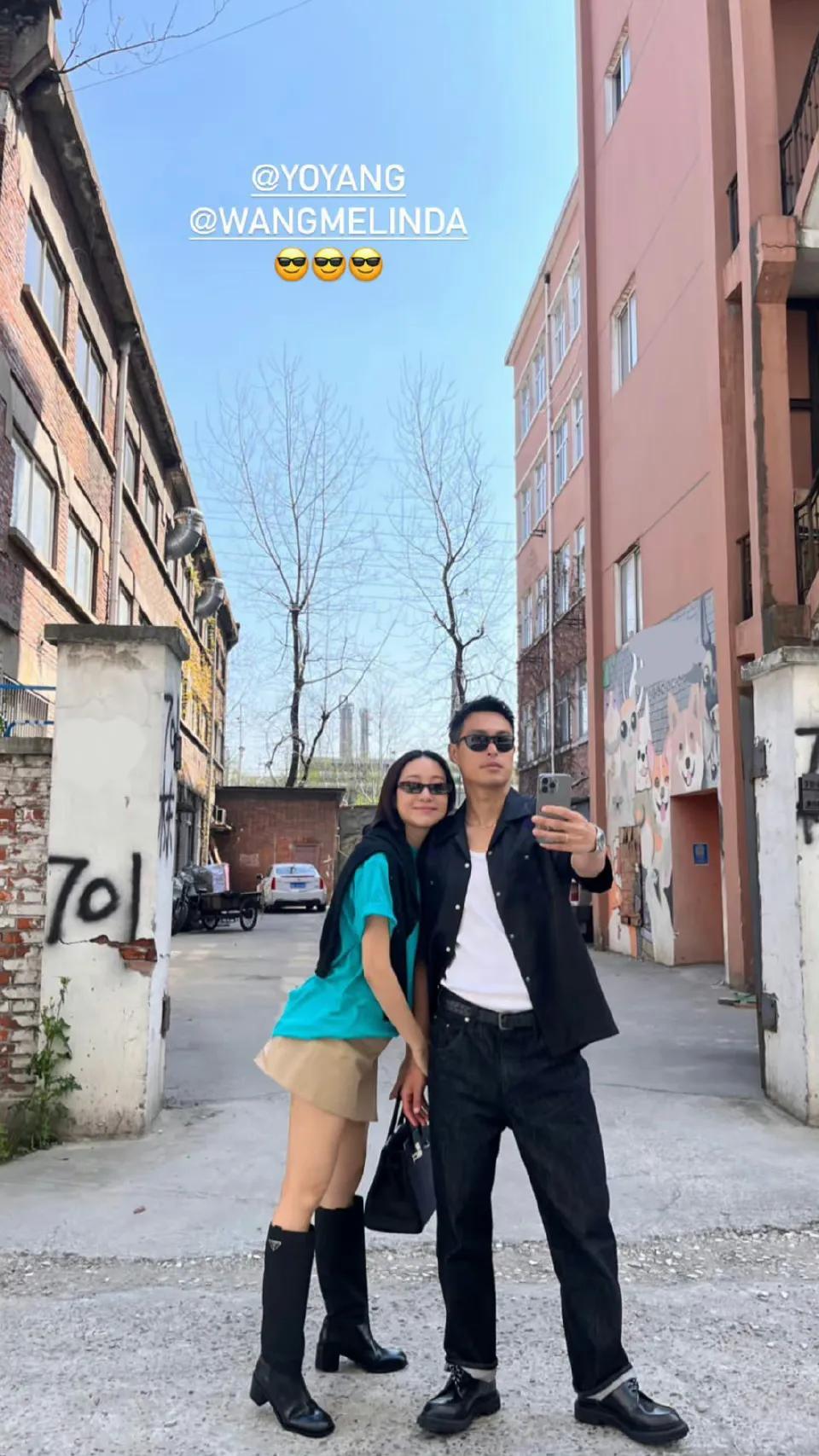杨祐宁带着怀孕的老婆现身上海打卡，[呲牙][呲牙]这一次没有憨憨的表情，而是酷酷