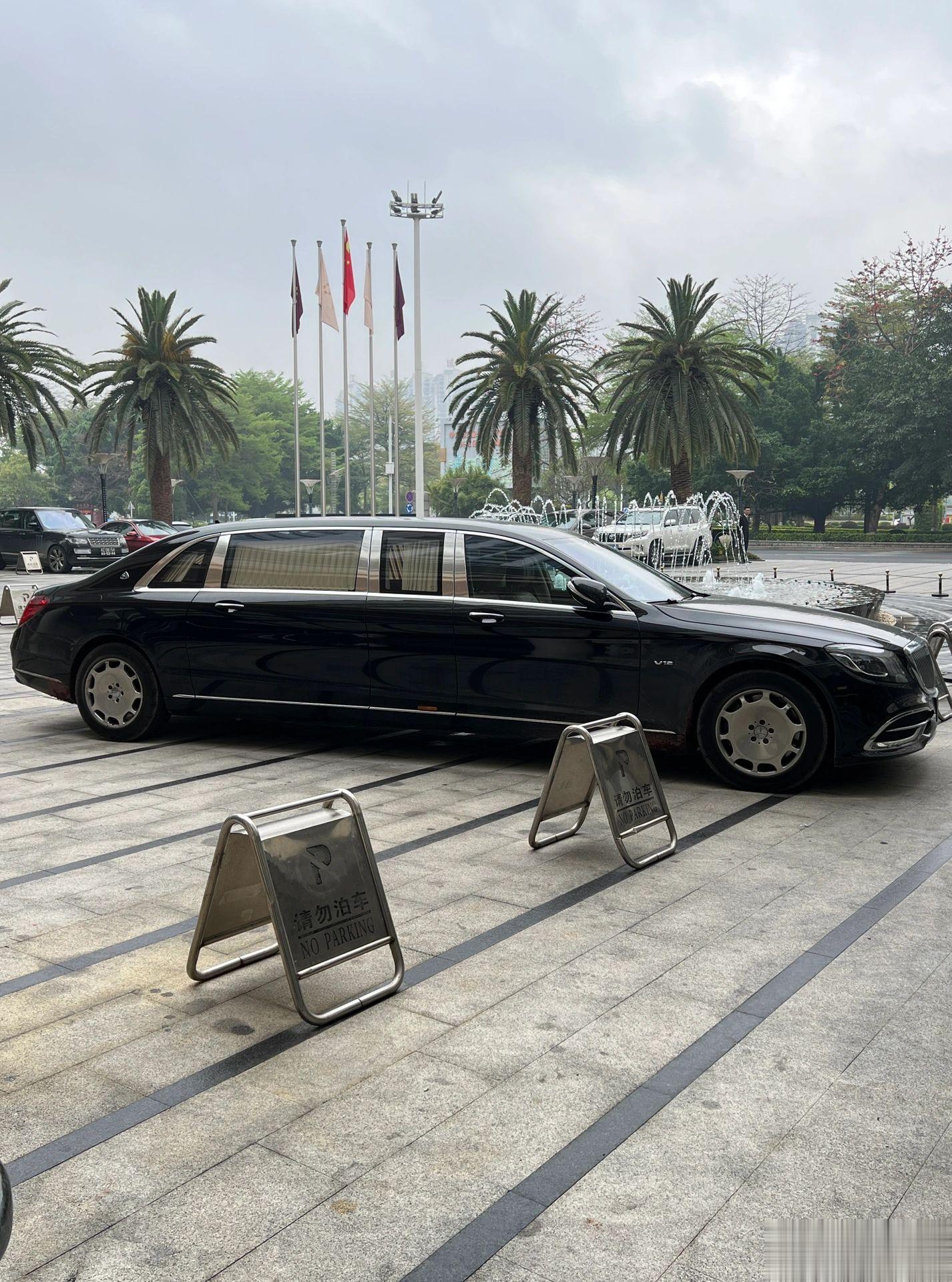 千万级神车奔驰普尔曼，车长六点四米的超豪华轿车，稀有程度堪比布加迪…… ​​​