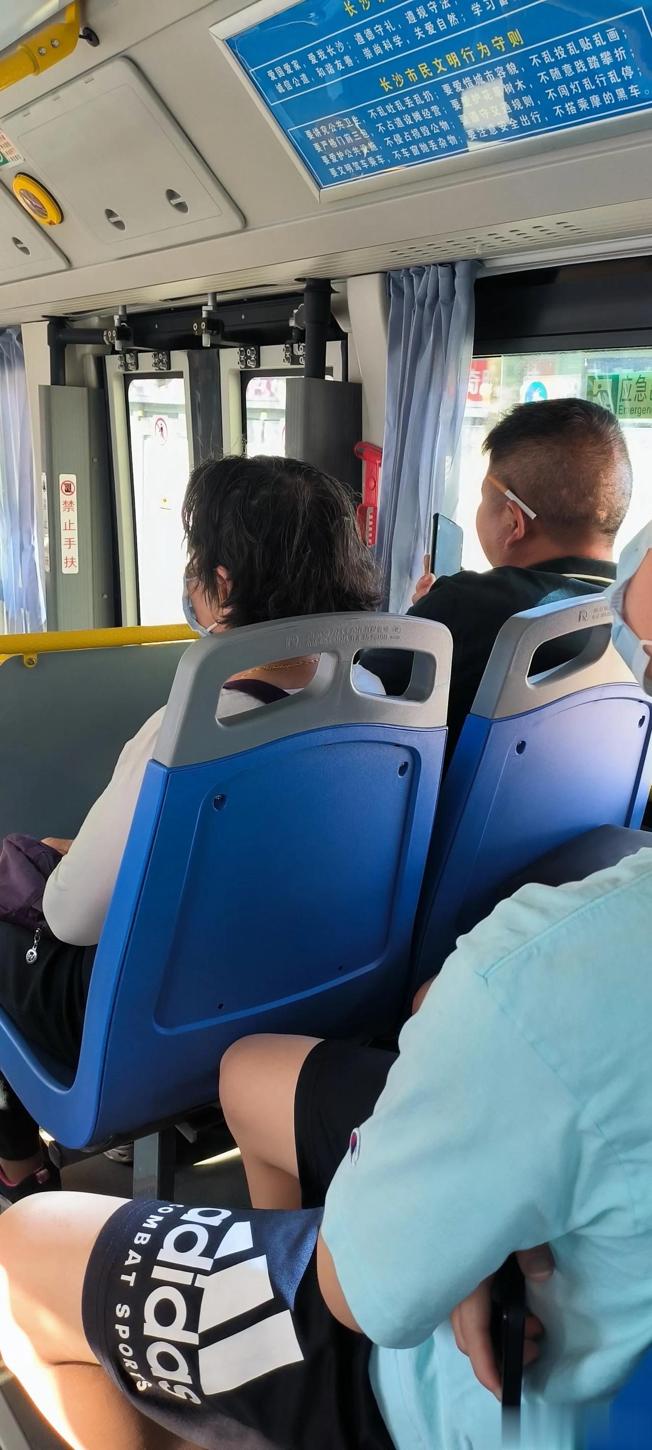 长沙502路公交车：一个乘客不戴口罩，还打电话大吵大闹，这种没公德心的家伙，可耻