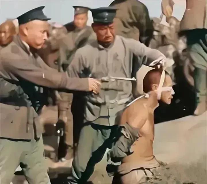 1919年，天津“贼王”张三立，被枪决时的老照片。照片中的张三立双手反绑，坐在土