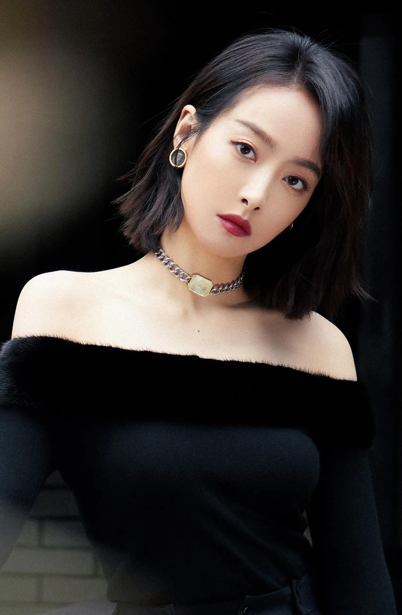 宋茜穿亮皮裤脚踩细高跟韵味十足
最近，在明星街拍中，宋茜穿亮皮裤的造型引起了人们