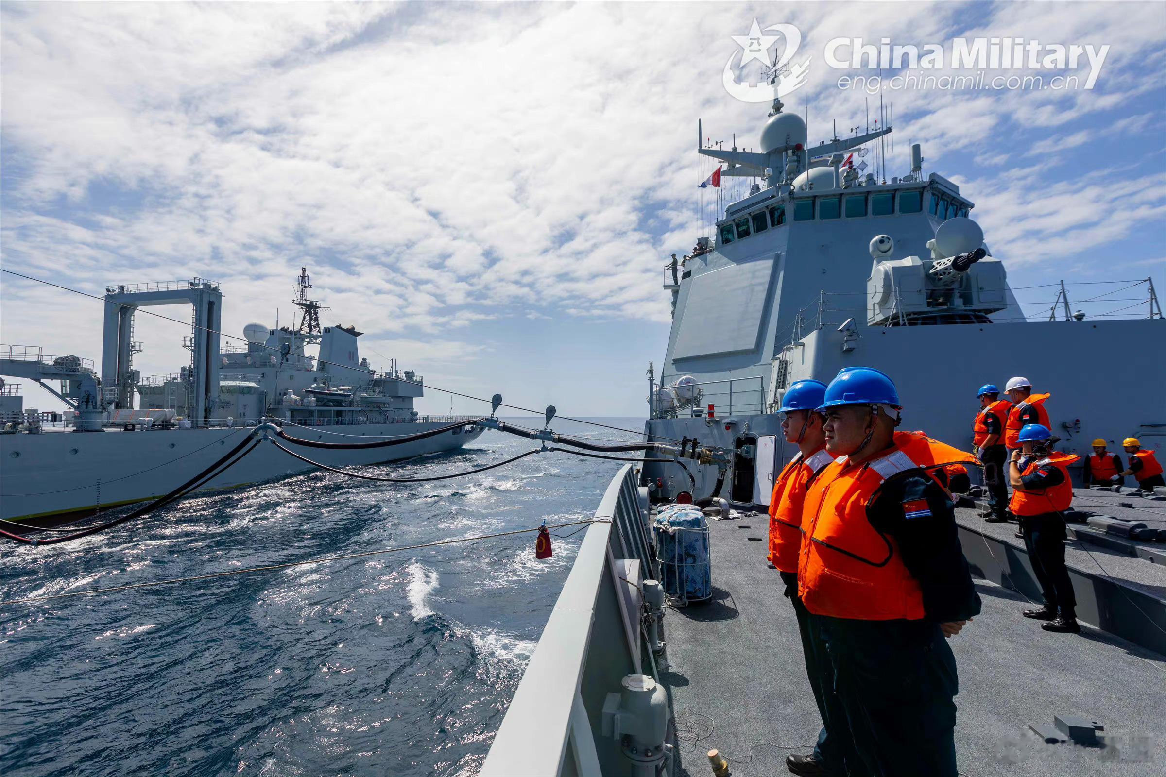 2022年10月10日，海军第42批护航编队在亚丁湾海域进行海上补给作业。图源：