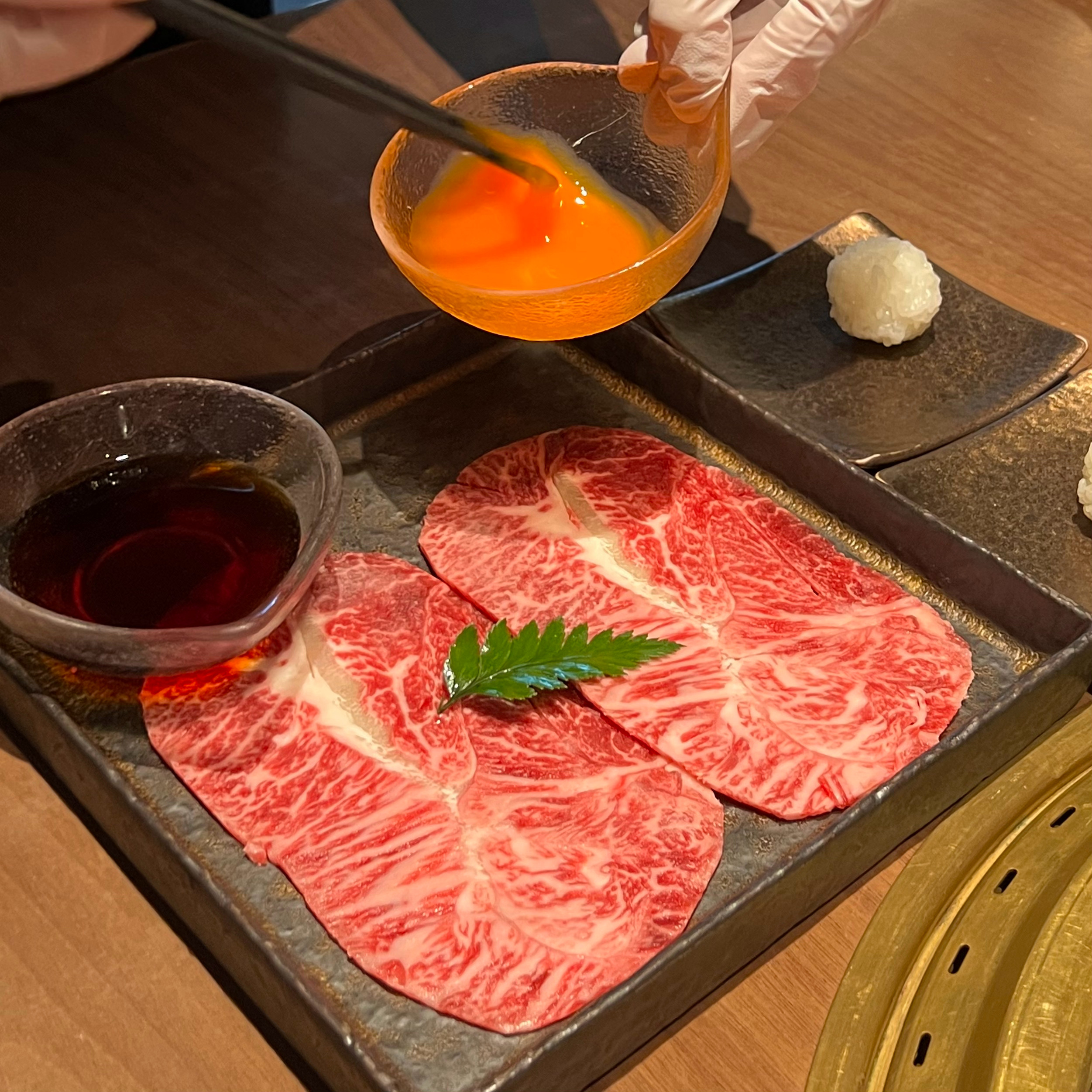 烤好的牛肉要够嫩够大片 蘸满蛋液 包裹住一小口米饭🍚 好香好好吃呀/ 和牛一口