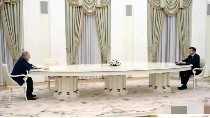 据说马克龙已经患上了出访恐惧症，
一切源自于普京的这张四米长的大桌子。
难怪马克