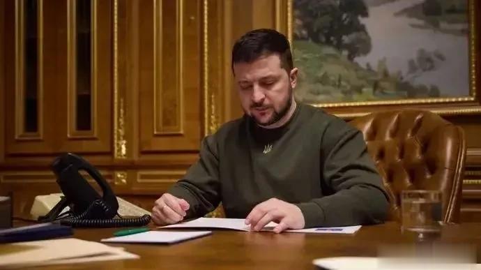 泽连斯基抱怨，他没有收到北京关于讨论中国和平解决乌克兰问题计划的提议，尽管他通过