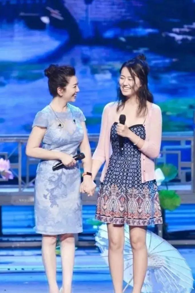 江珊携女儿参加活动，看两人状态真像姐妹。

携女儿参加活动，一款水蓝色旗袍改良版