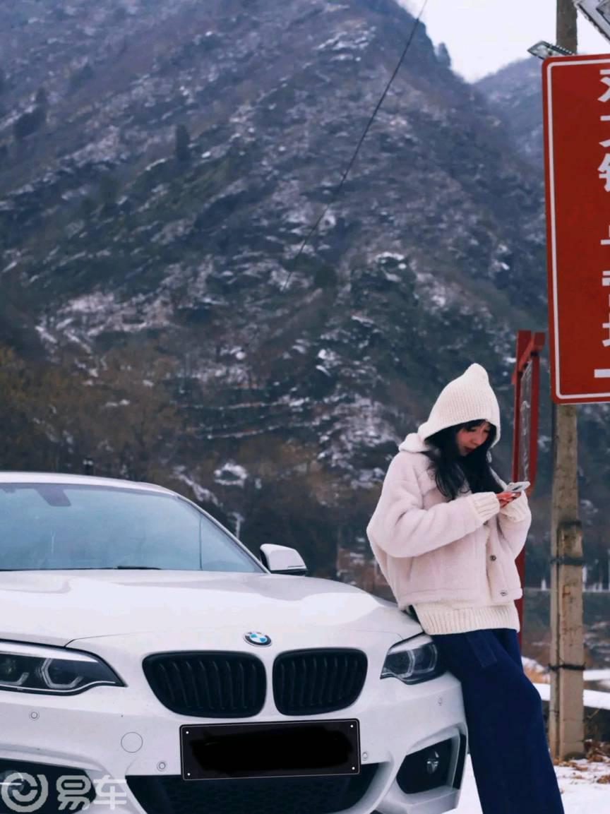 前任买了新车还是二手车？

我看到前任好像买了台车，但是感觉款式不是很新，这是老