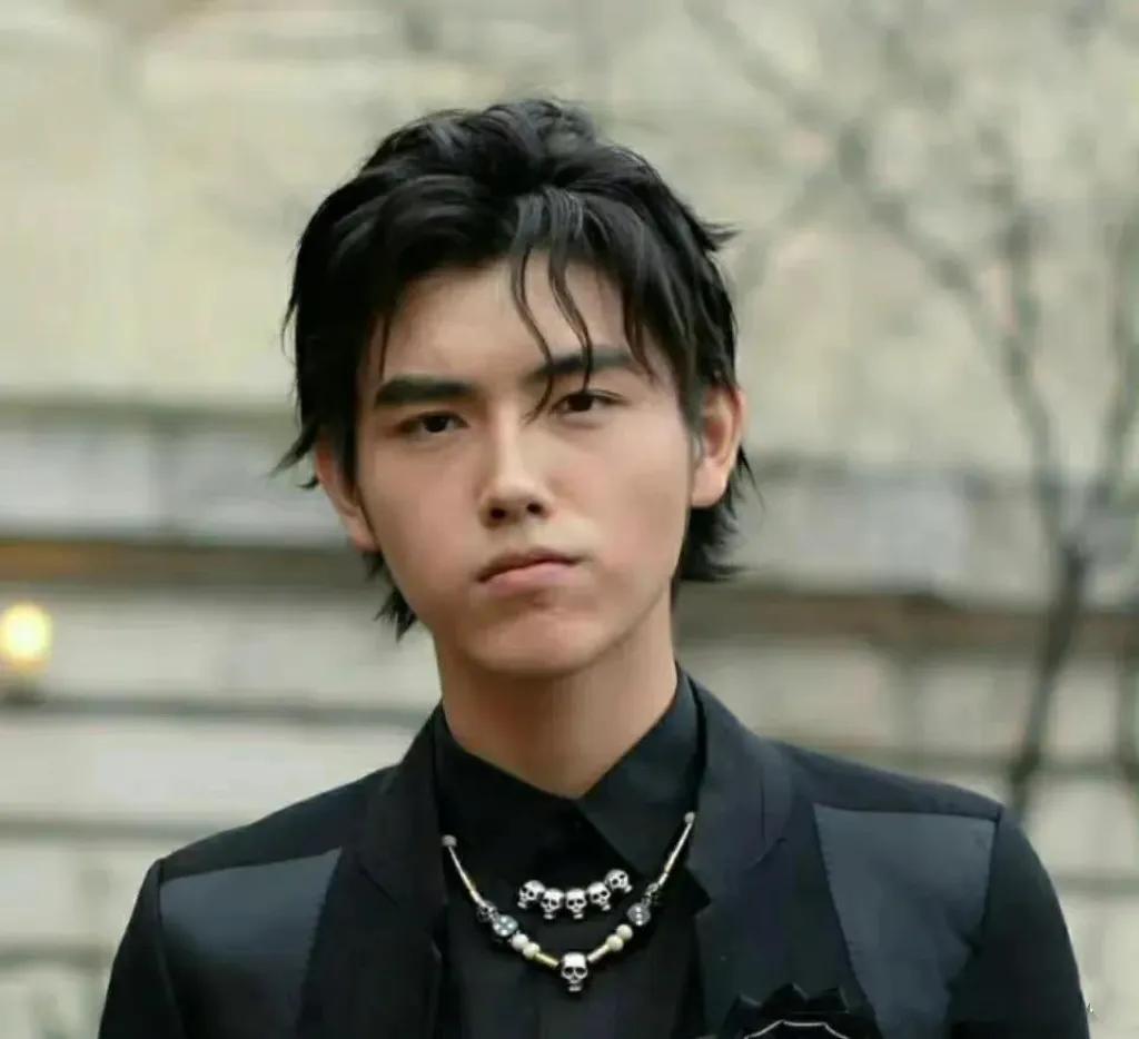 陈飞宇的两张生图，不开美颜滤镜，和普通人差不了多少。
陈飞宇的相貌和父亲陈凯歌神