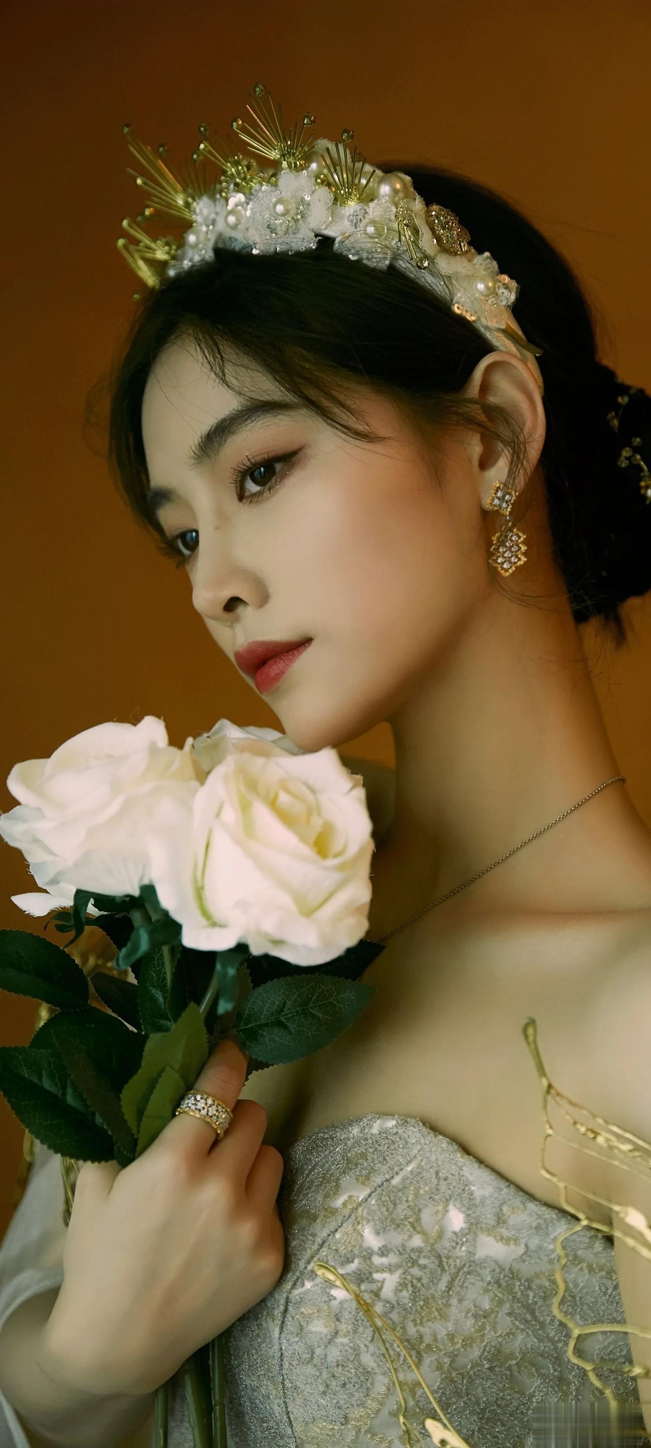 许佳琪高清壁纸（2）金色蝴蝶与白羽毛
  