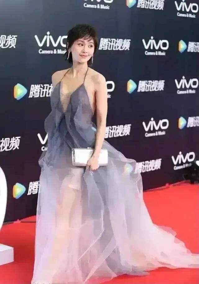既能俏皮可爱，又能驾驭成熟穿搭风，王子文真的太有魅力了吧！

不得不说，光看她的