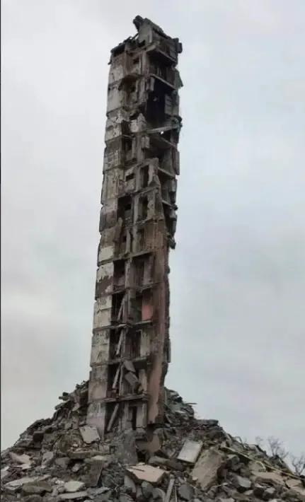 这不是天灾而是人祸，马里乌波尔市前苏联时期建的楼房，还剩半个单元了。这说明：
一