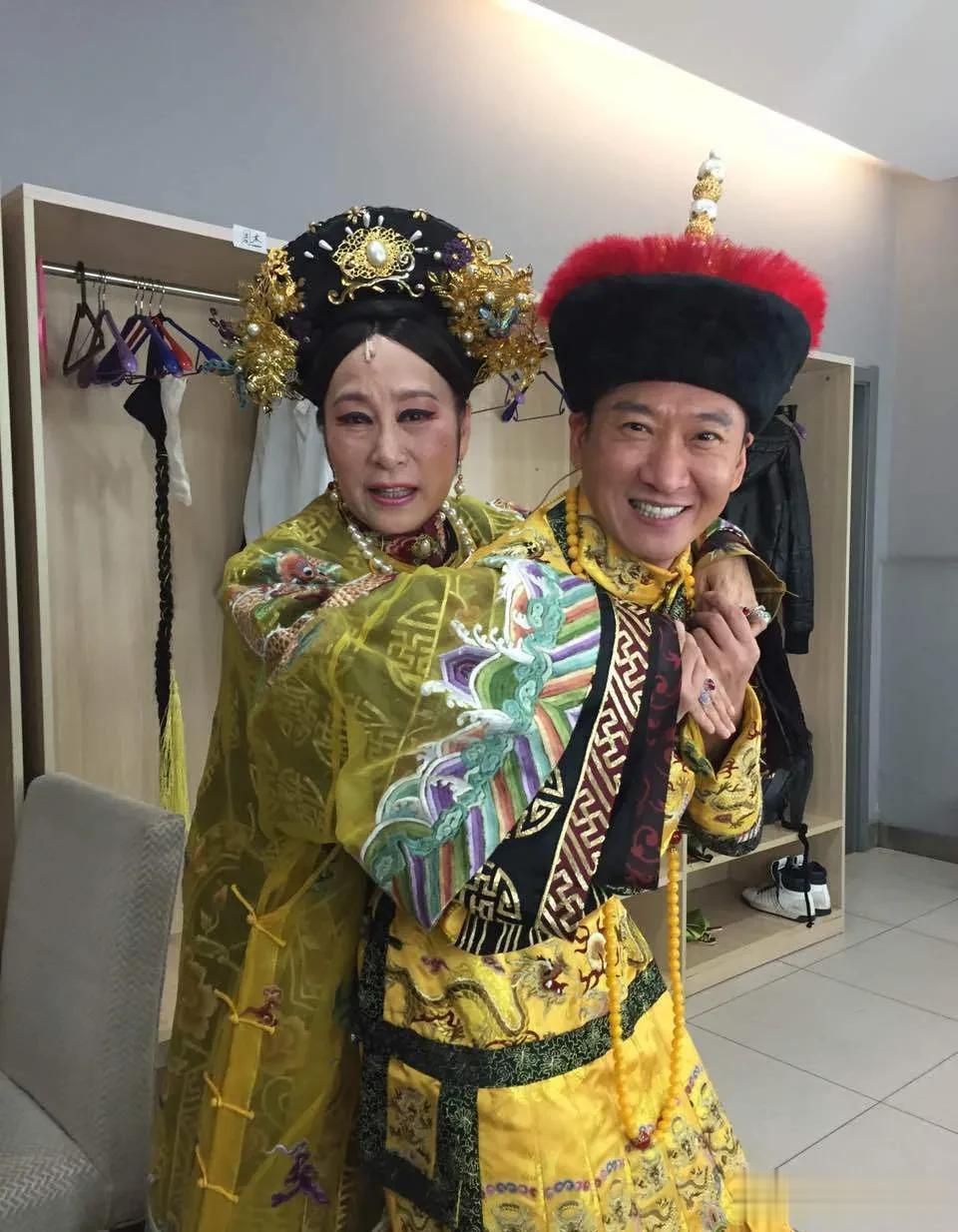 周杰隐退多年，投资农业种大米，已经在另一个领域发光发热。
偶尔出来参加综艺，特别