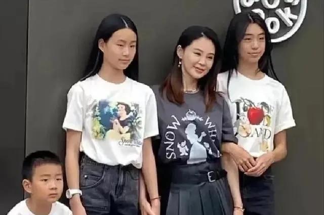 关悦的孩子们长得挺好看呀，身材也好，都是大长腿[赞][赞][赞]