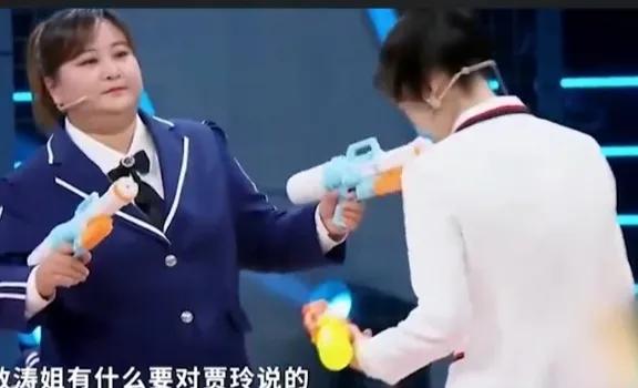 贾玲的表情太搞笑了[看]颖宝的