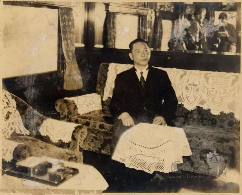 1942年，汪精卫访问日本归来，在日本人的安排下，又要去东北访问伪满洲国，亲自拜