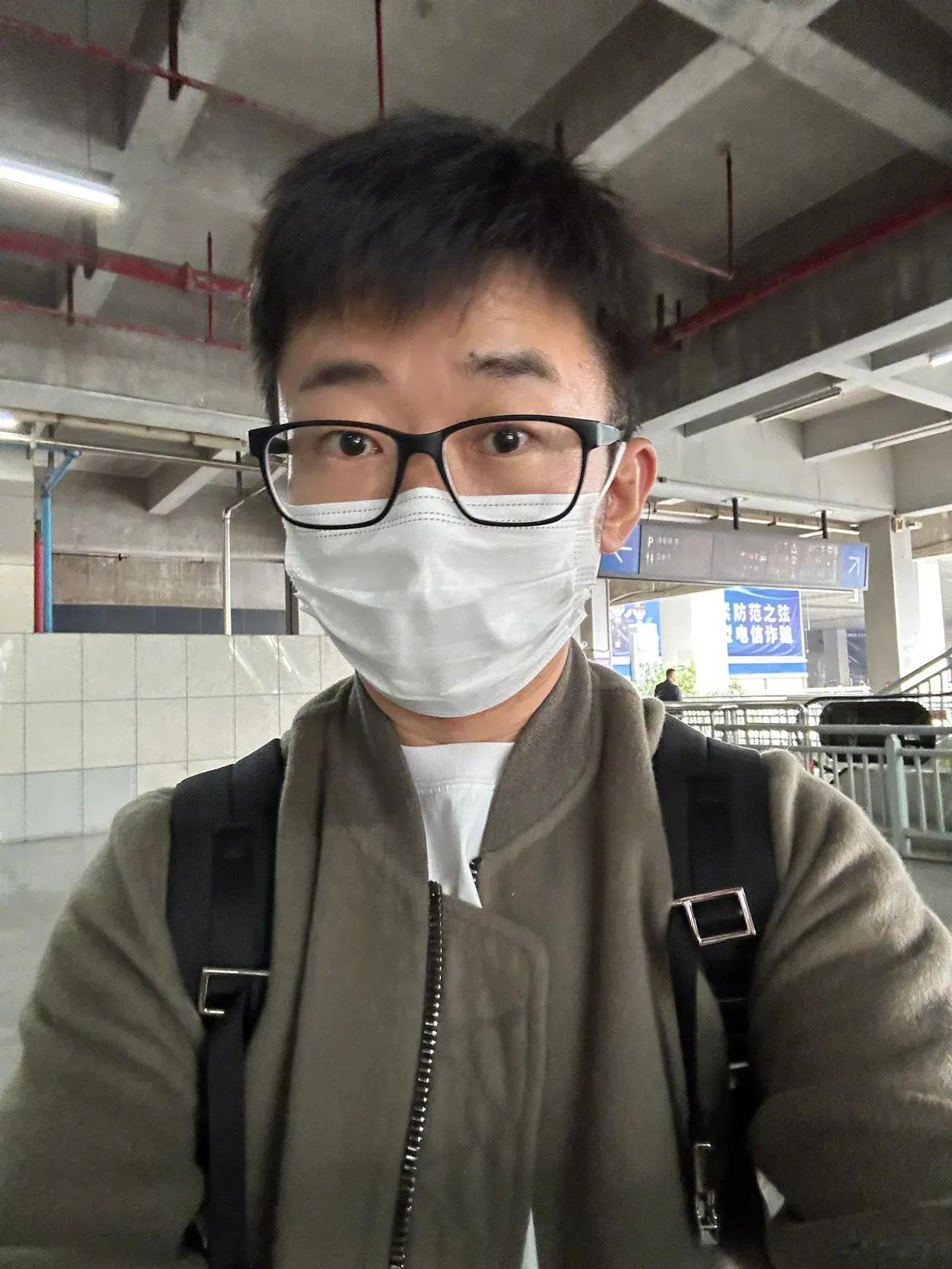 杨迪装嫩，又被网友骂惨！

杨迪今天发社交媒体说，他今天去高铁站取票时，有人问他