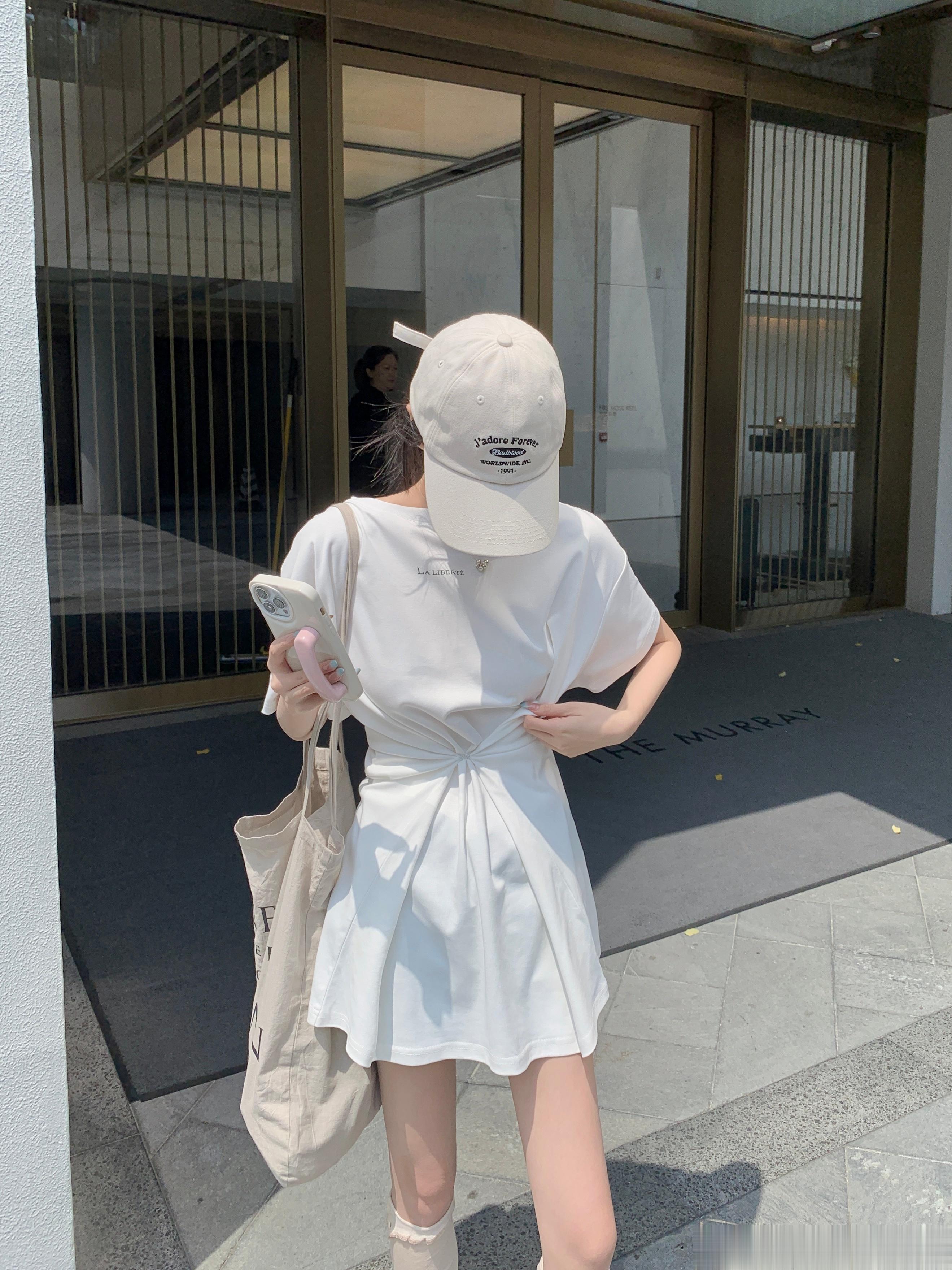 很特别的两穿T恤全棉面料 很细腻亲肤的手感 200g的克重即使是白色也不会透 胸