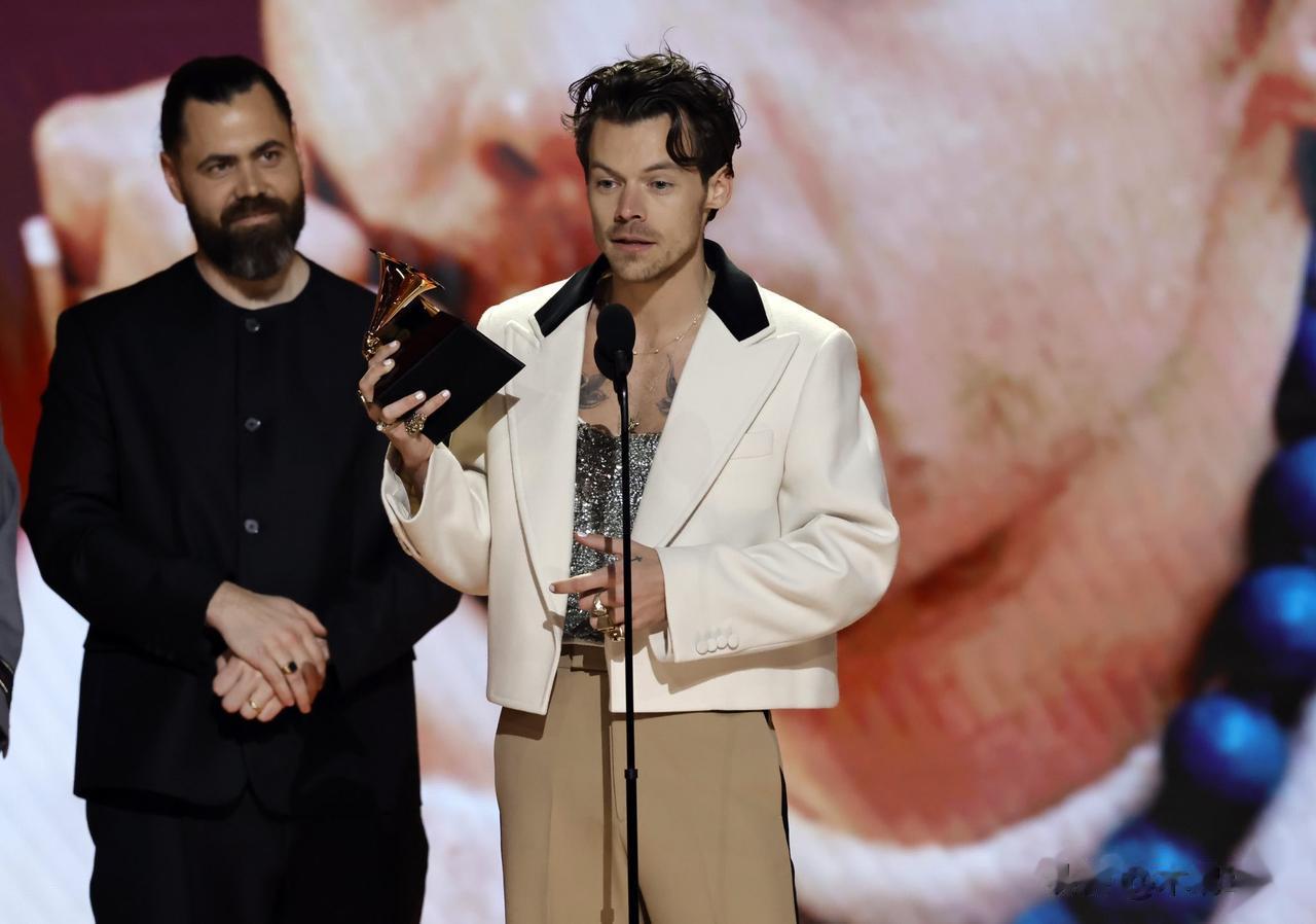 Harry 今晚接受格莱美最佳流行歌手专辑奖！