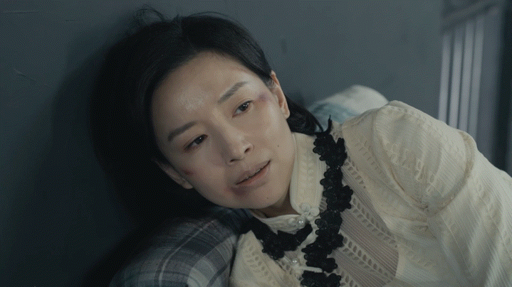 顾曼丽拉升了《薄冰》的质感，
董洁的表演给这部剧加分了。
