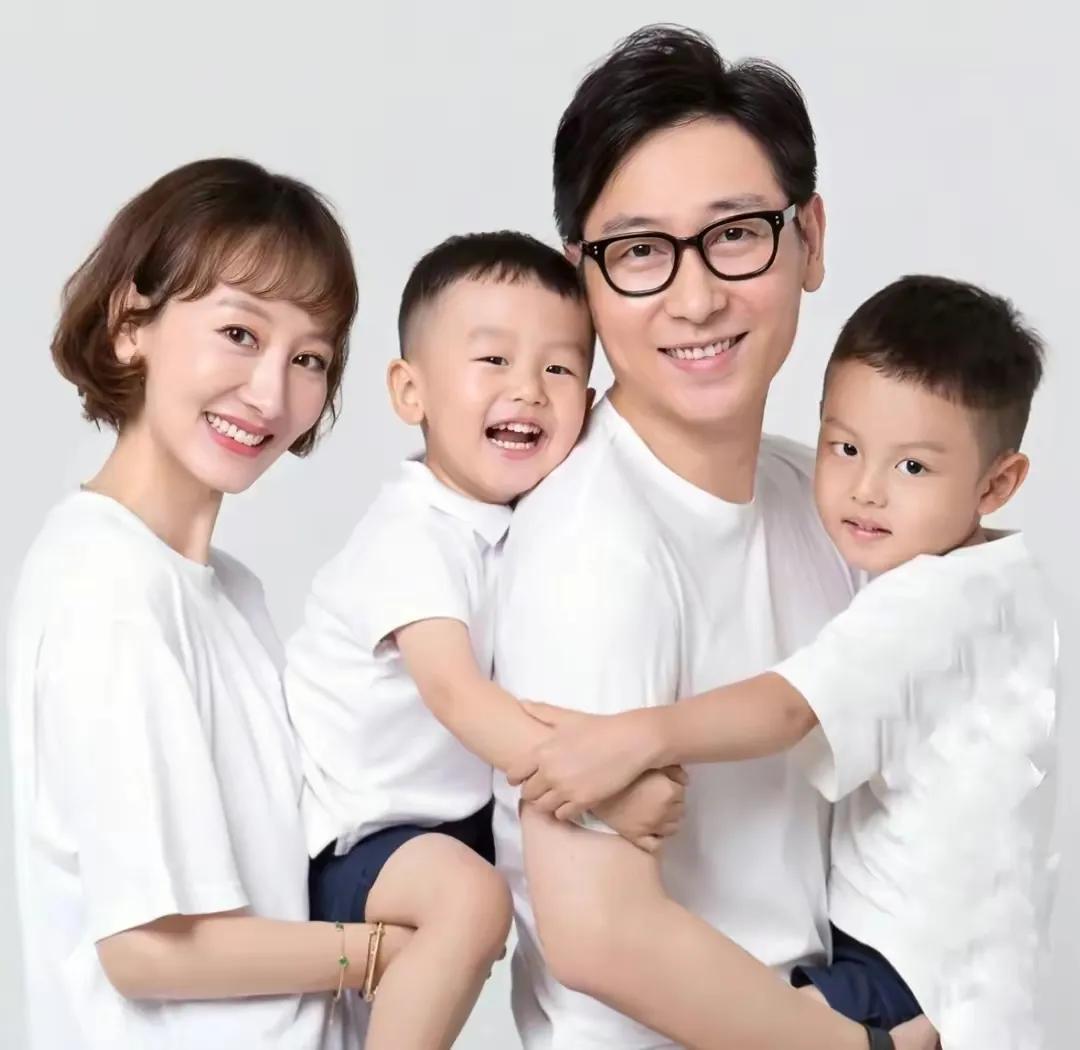 知名主持人李好的全家照，两口子都是优秀的主持人，两个儿子都是小帅哥，一家四口其乐