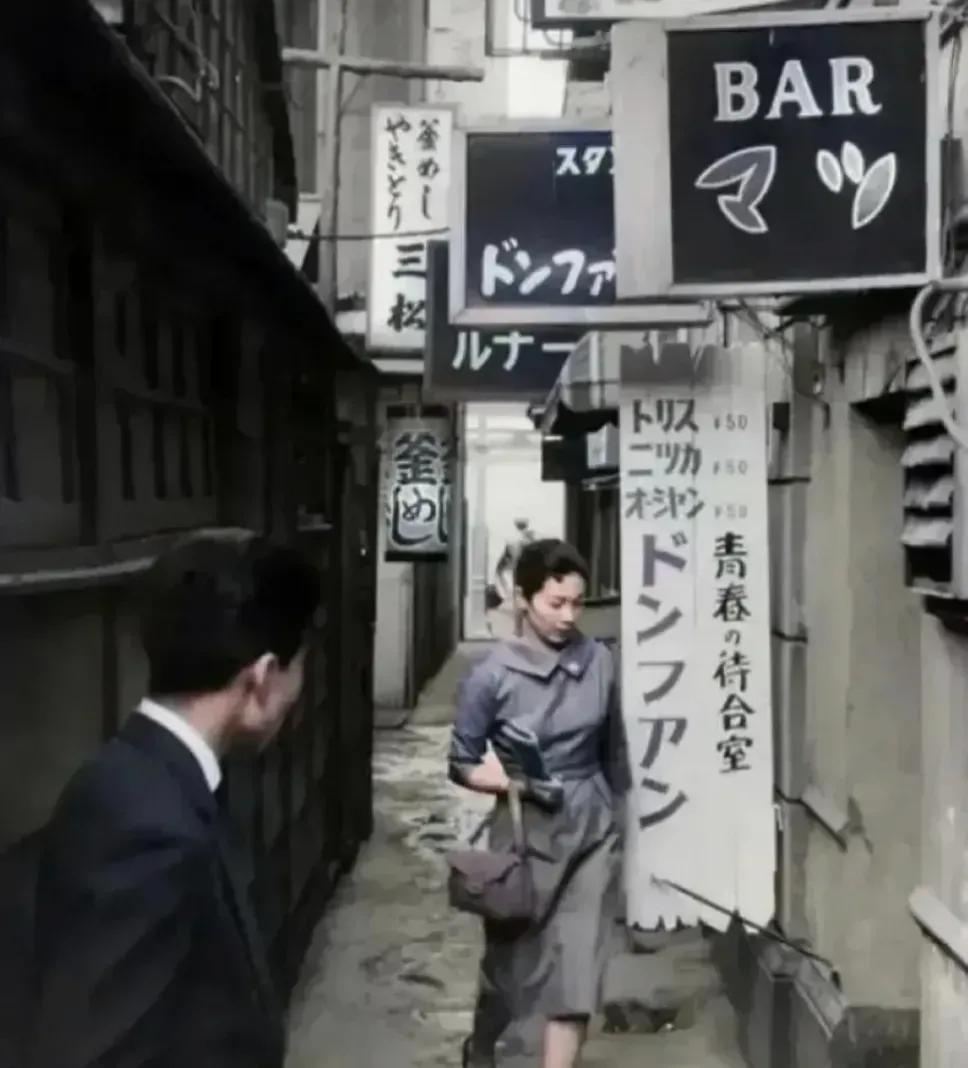 这位日本少妇正在进入一家名为“青年接待室”的小店！

1952年，日本战后的时期