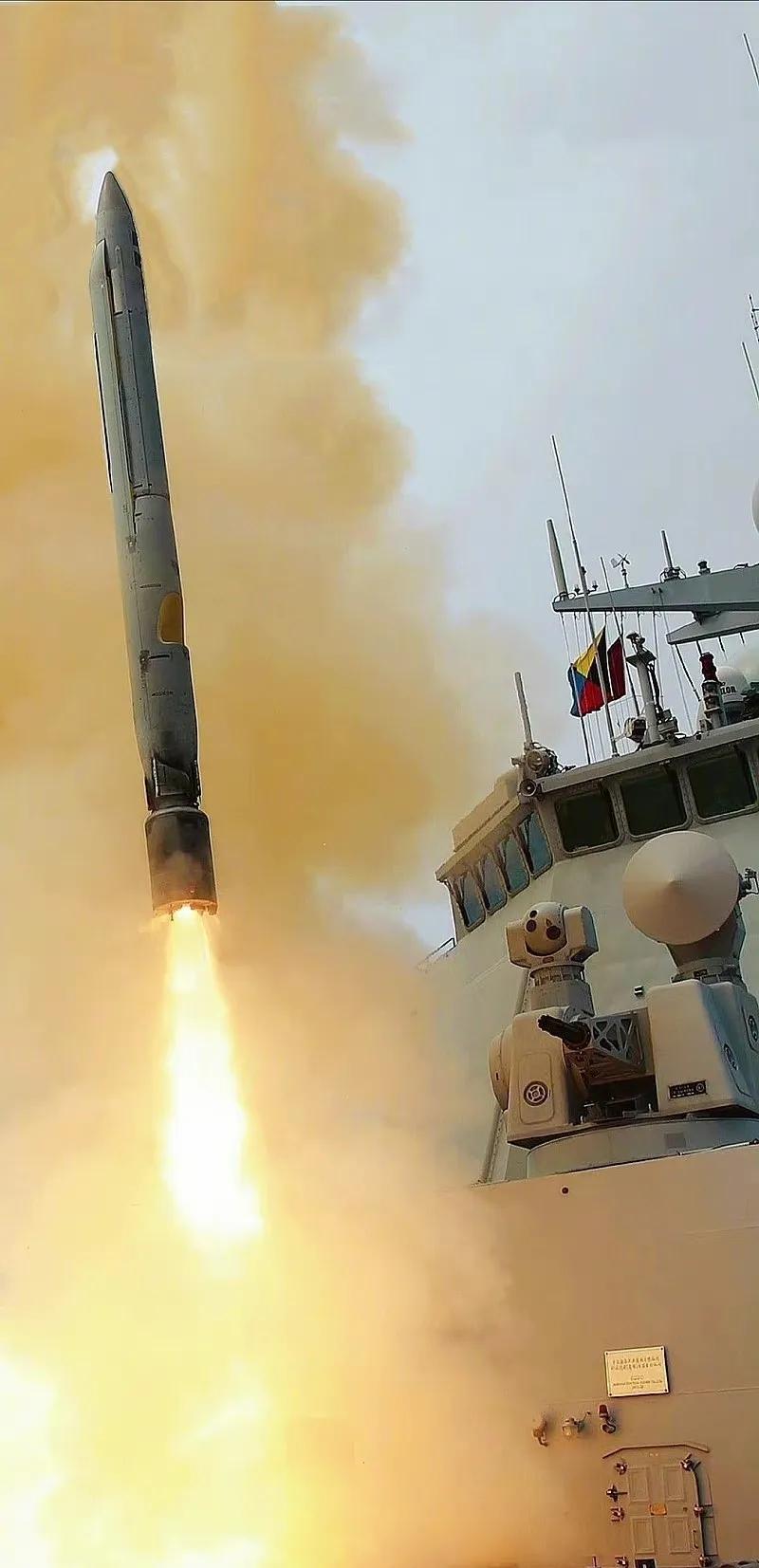 中国导弹又一项世界第一。中国打击水面舰艇的利器，鹰击-18反舰导弹的射程出人意料