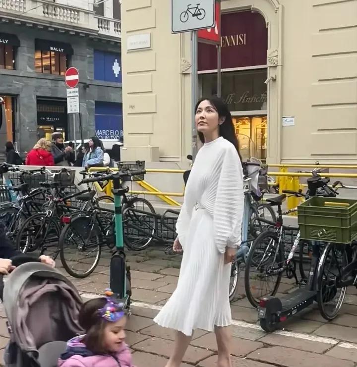 网友在米兰偶遇曾黎，她的美似乎真的被高估了。

在网友的镜头里，曾黎也只是比路人