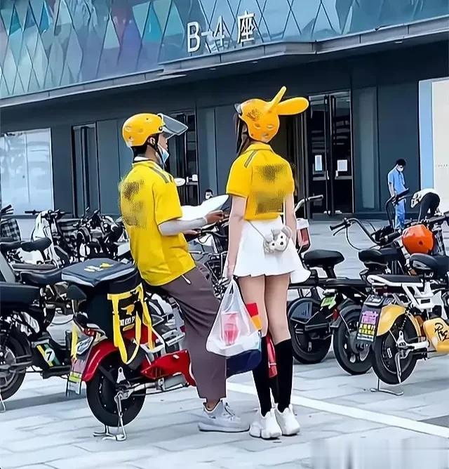 外卖小哥的烦恼
阿达是一名外卖骑手，至今在深圳街头服务市民，有快一年时间。黄袍加