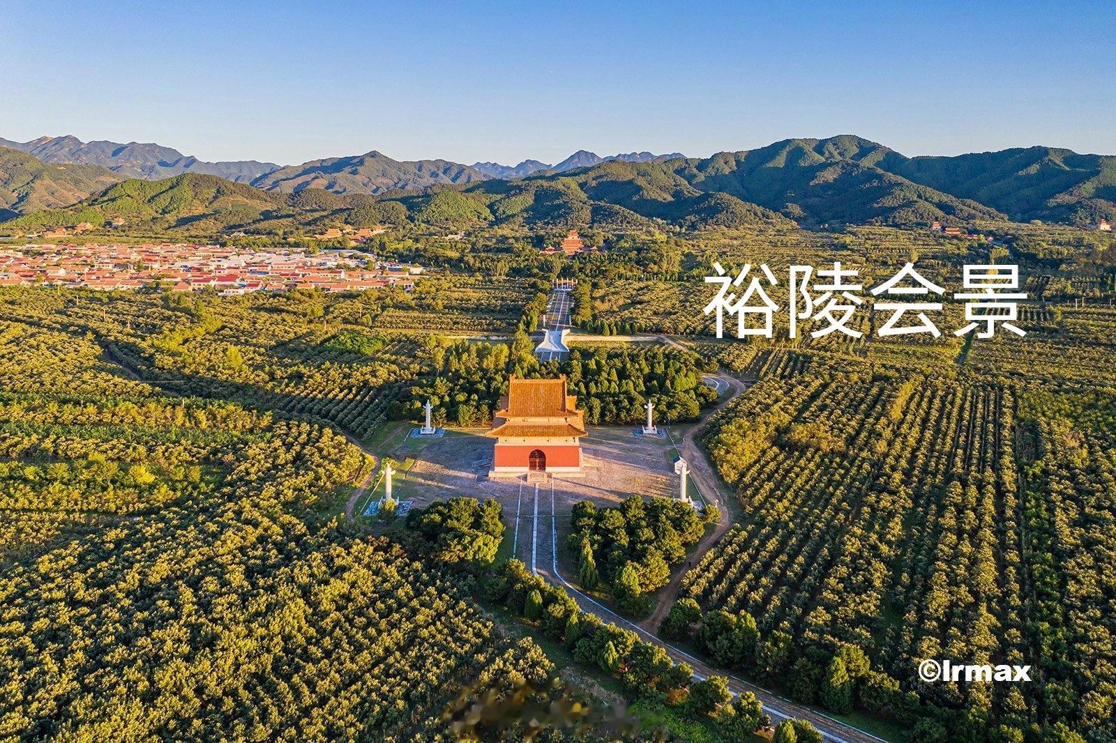 清朝帝后陵的明楼、大殿、宫门上的三块匾上的字都是铜镀金的，厚度有约3毫米，上面有