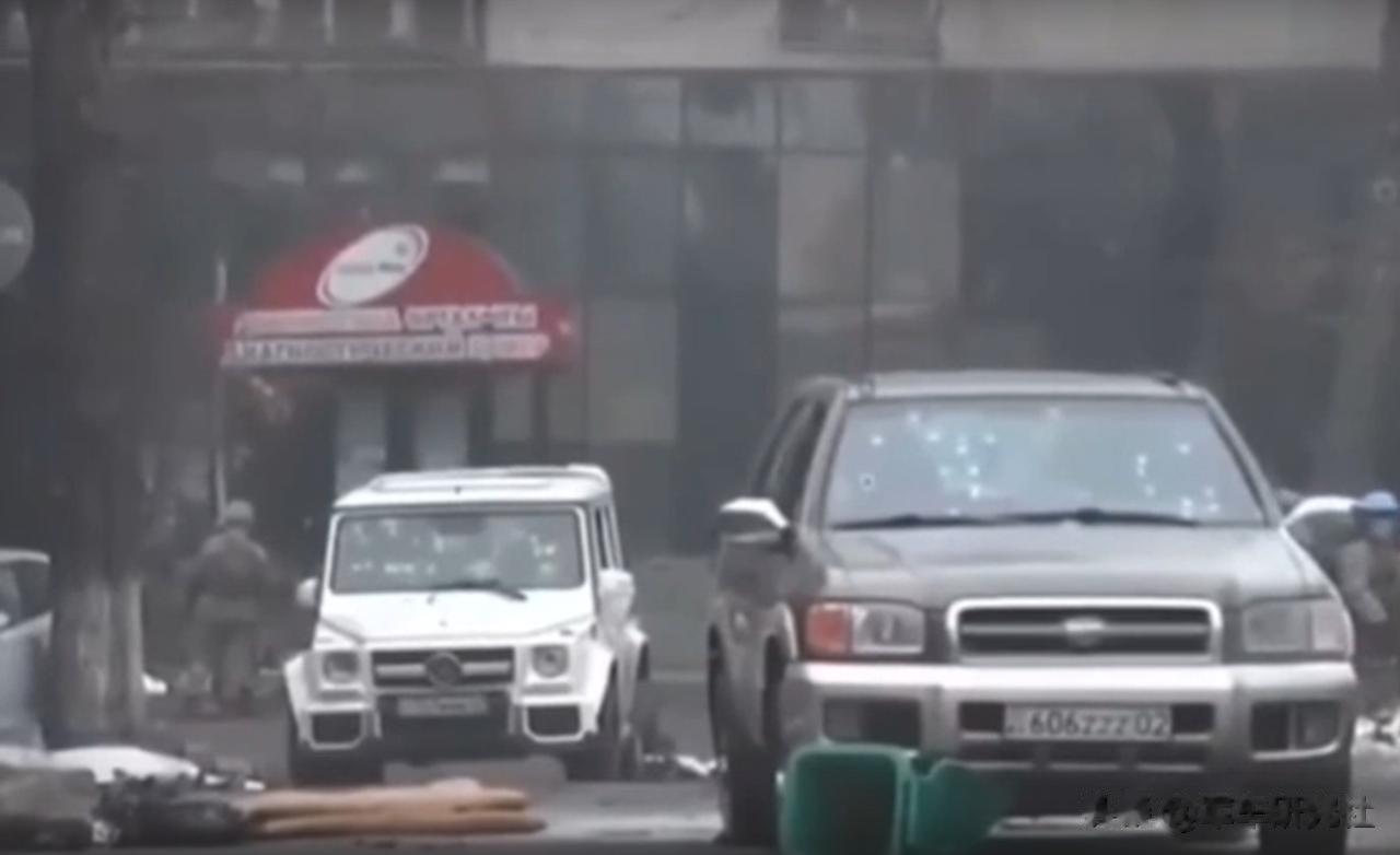 开奔驰大G造反，哈萨克斯坦暴徒资金来源何处？1月6日在阿拉木图警察局附近一伙武装