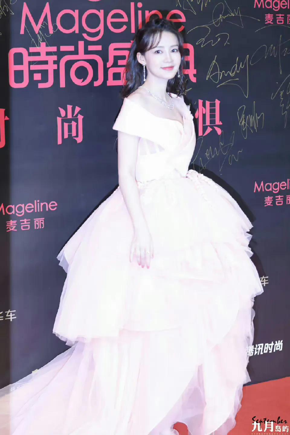 杨洋的站姐发了李沁 宋茜 张天爱 乔欣 赵露思 王楚然等的照片，唯独没有发迪丽热