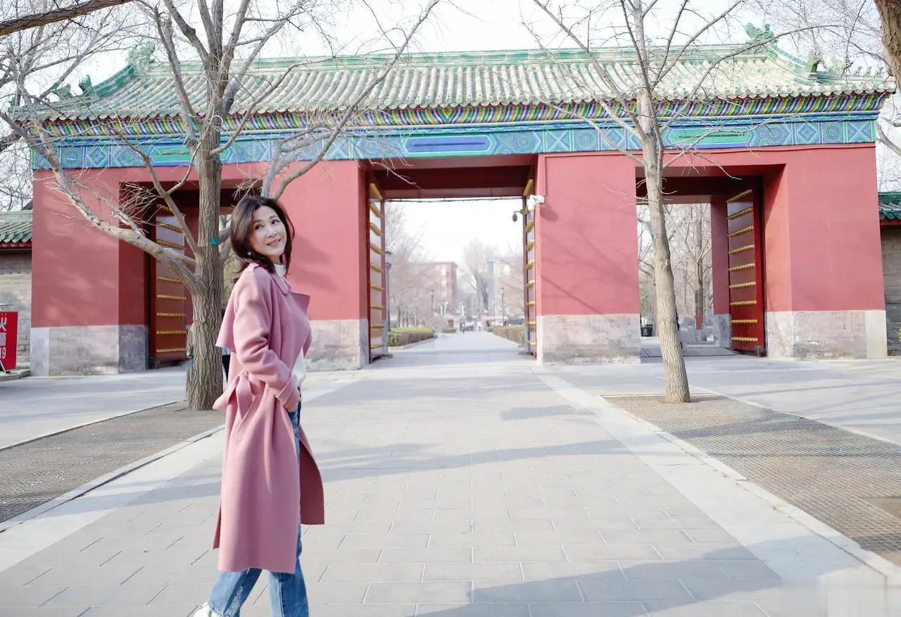 童蕾公园游玩，穿粉色羊绒大衣美成小姑娘，内搭白色打底衫，清新靓丽，温柔甜美，看上