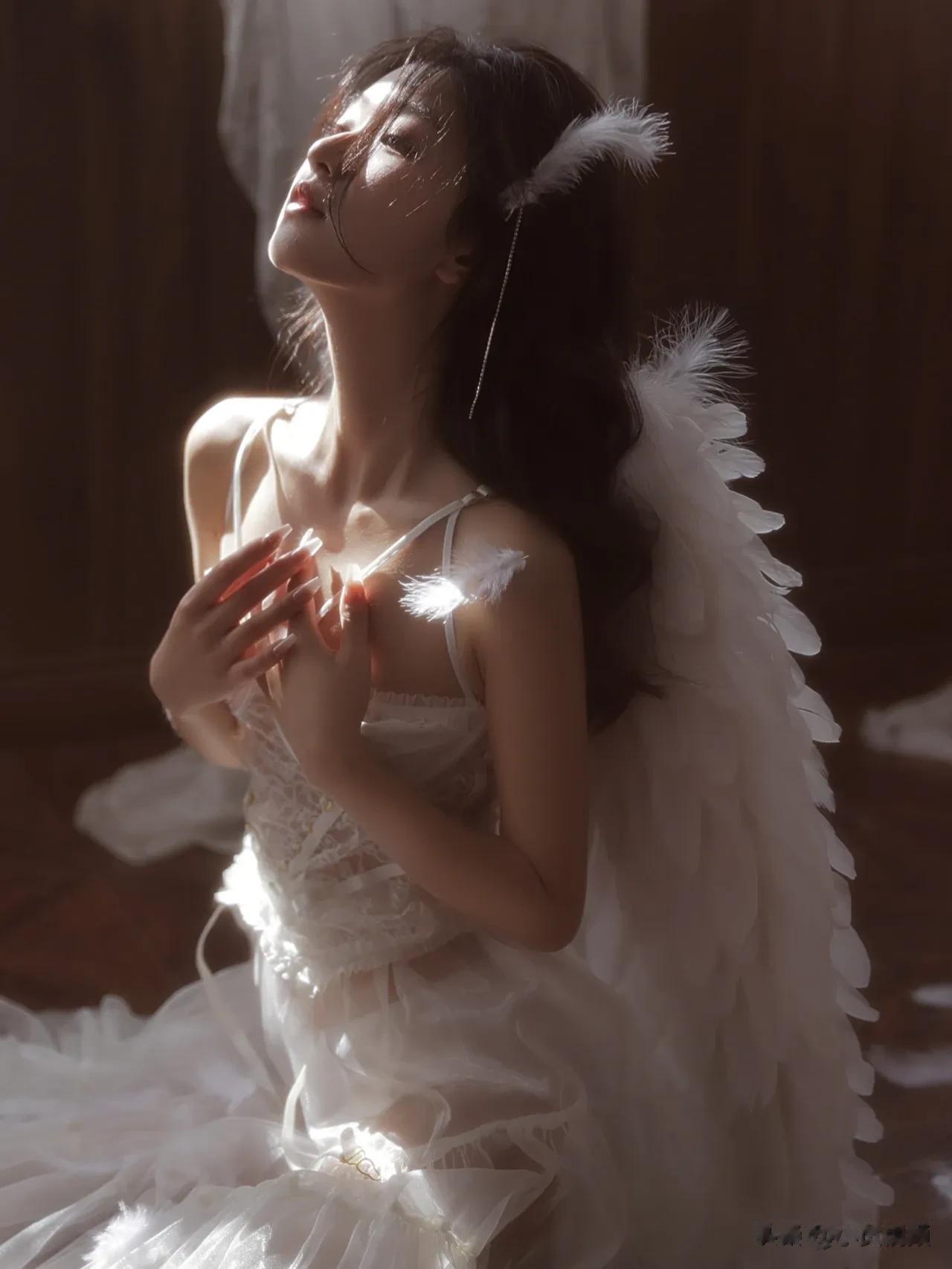 她在浑浊世界里轻盈起舞天使套装也太有情绪感和氛围感了吧～
	
有一种美丽的易碎感