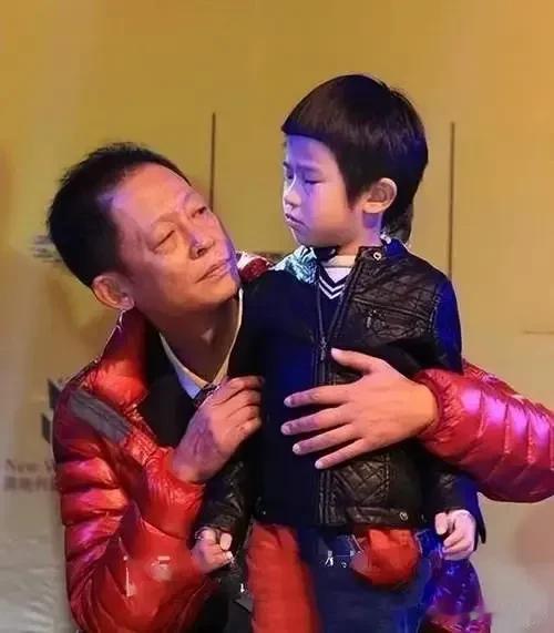 王的魅力到底有多大？他主演的电视剧基本都是美女。《瘾君子》中的姜山，《东方日出西